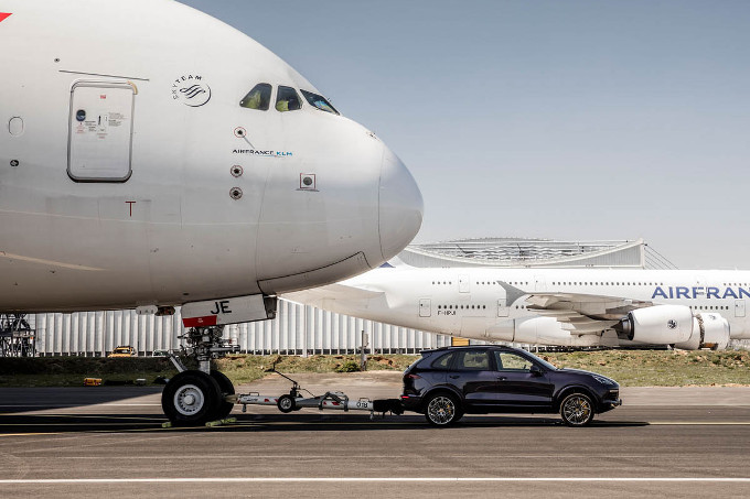 Trainare un aereo alla Fast and Furious? Roba da record!