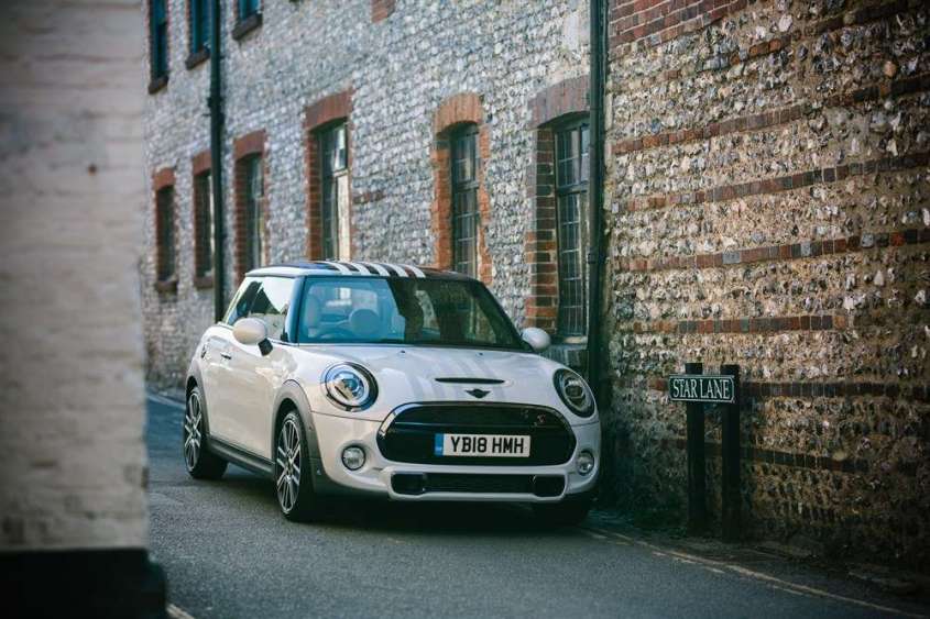 Mini Cooper per il matrimonio regale dell’anno andrà all’asta per beneficenza1 min read