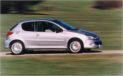 Lo stile che cambiò il Leone compie 20anni: Auguri Peugeot 206!