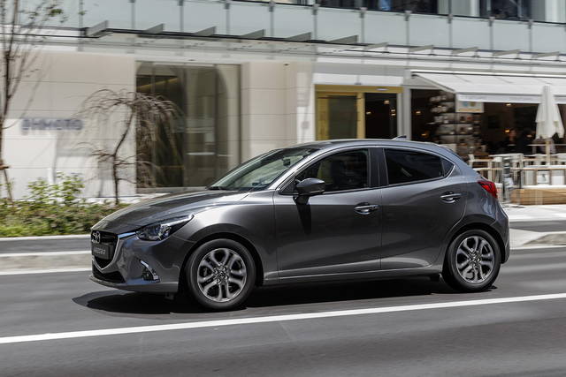 La Mazda2 si rinnova sottopelle e saluta i diesel.