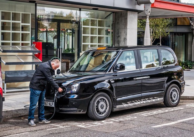 A Edimburgo arrivano i primi taxi elettrici1 min read