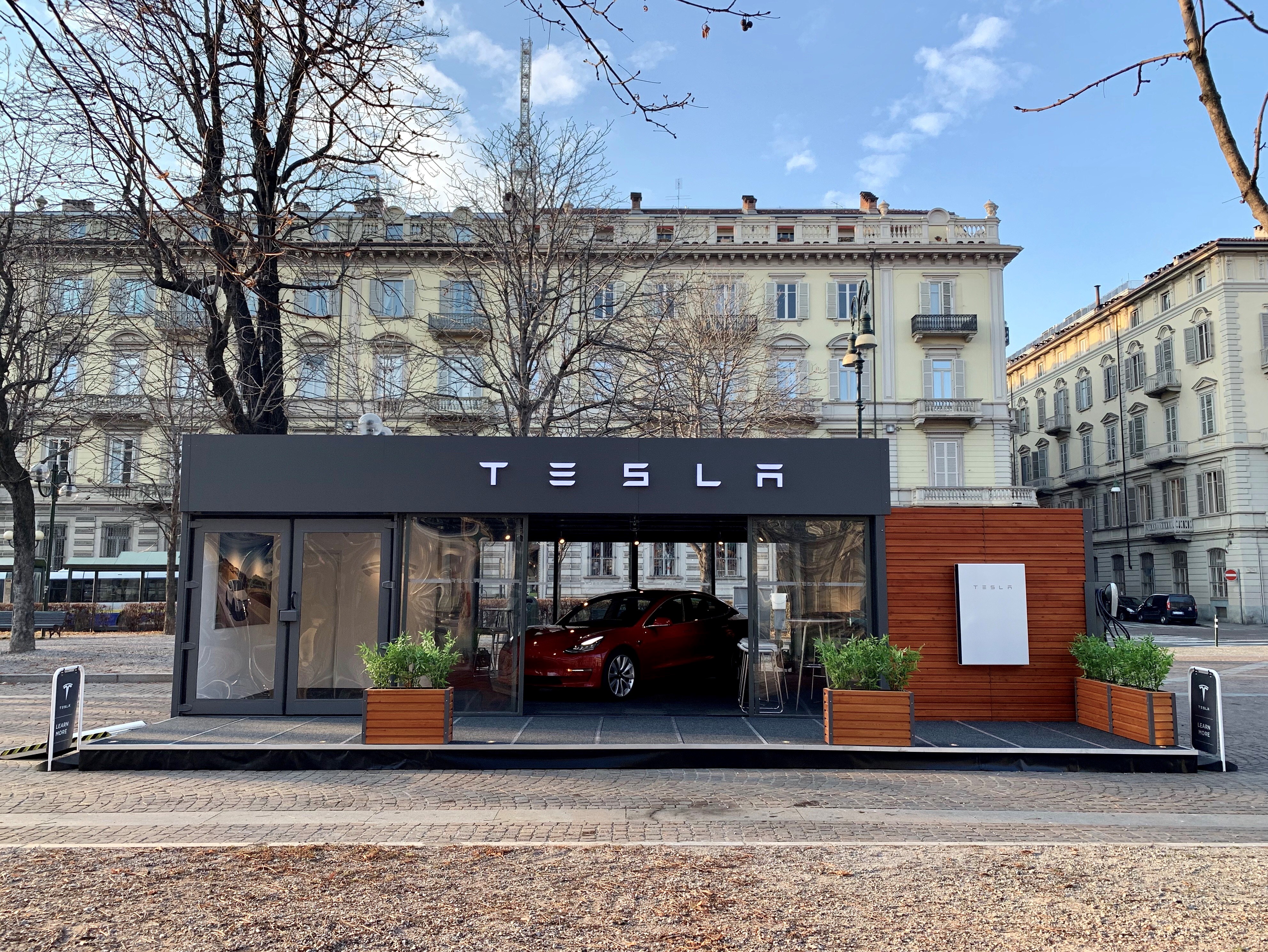 Lo show-room Tesla a Torino1 min read