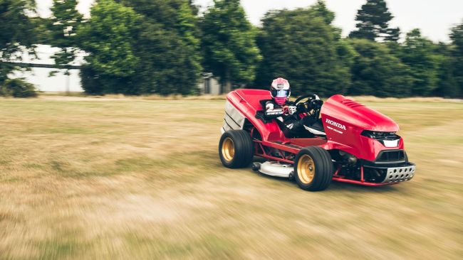 Tagliare l’erba in un lampo si può con l’Honda Mean Mower da Record