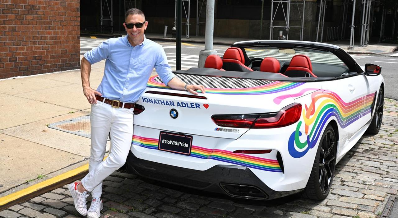 Una BMW Serie8 Cabrio per la sfilata Pride