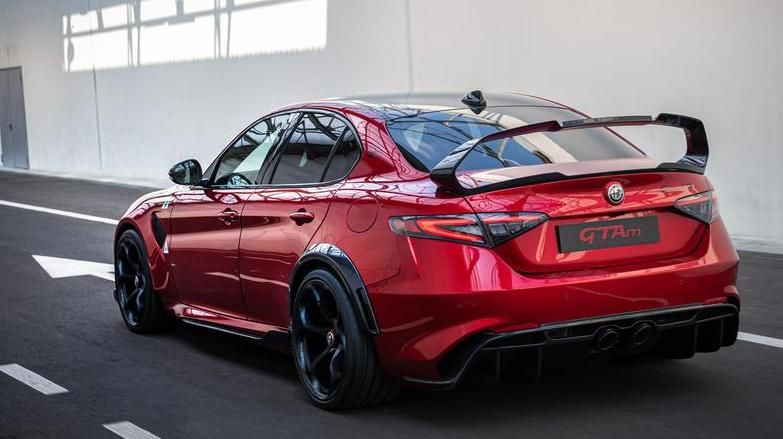 Alfa Romeo rivela la berlina stradale più sportiva della gamma… La Giulia GTA e GTAm
