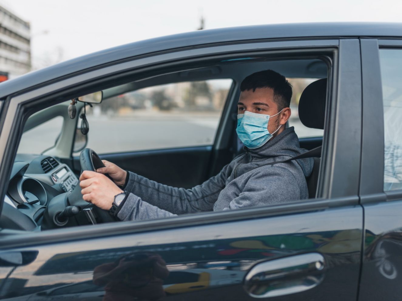 mascherina in auto si o no?