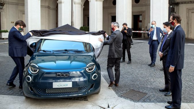 Fiat 500 presentata alle cariche dello Stato1 min read