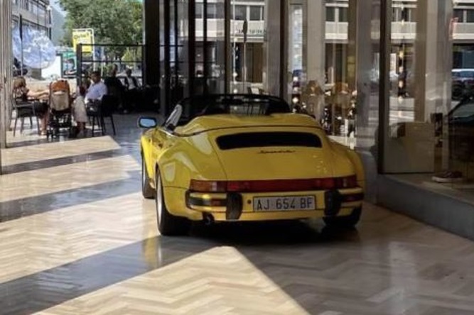 Una Porsche gialla sotto i portici… ma non è tutto oro quel che luccica…