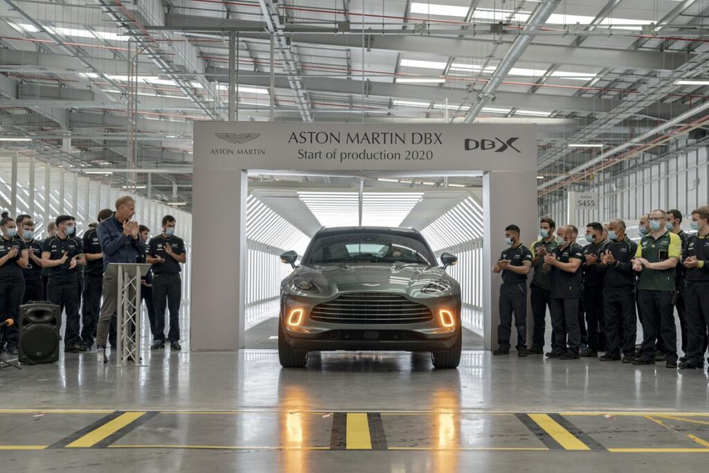 L’Aston Martin DBX esce dall’Impianto di St. Athan