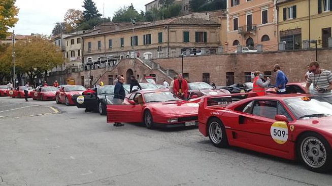 Mille Miglia, la Corsa più bella del mondo, sfida il Covid e parte.